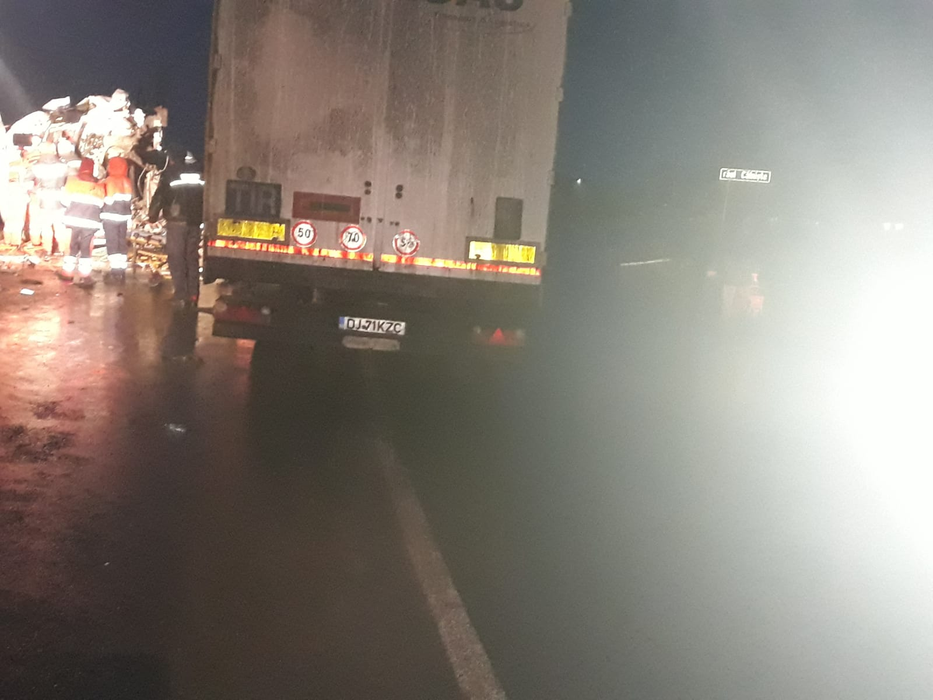 Accident cumplit pe DN6! Două TIR-uri s-au ciocnit violent, iar unul dintre șoferi a rămas încarcerat