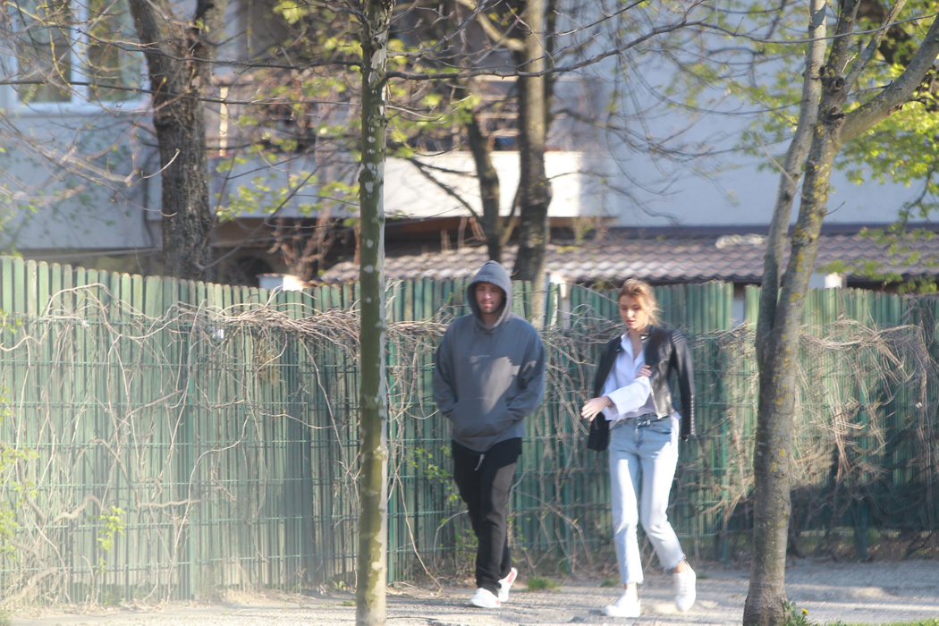 Joe din Drumul Taberei (ex-EBA, ex-Bianca), la promenadă cu o sexoasă șatenă