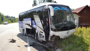 Accident grav la Cluj! Un autocar plin cu turisti a fost lovit puternic din spate de un autoturism