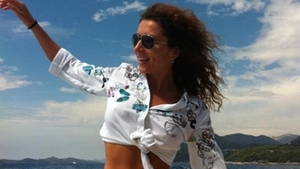 Vrei sa ai un abdomen plat precum al lui Carmen Bruma? Consuma struguri dimineata, pe stomacul gol!