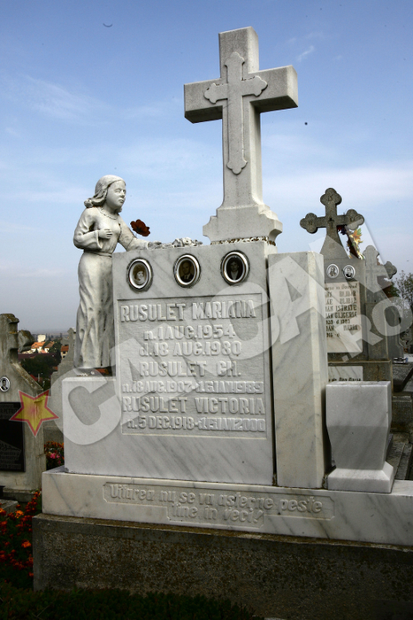 Deşi se află la închisoare, Ioan Neculaie încearcă să păstreze vie memoria fostei iubite şi trimite, în fiecare duminică, flori la mormânt
