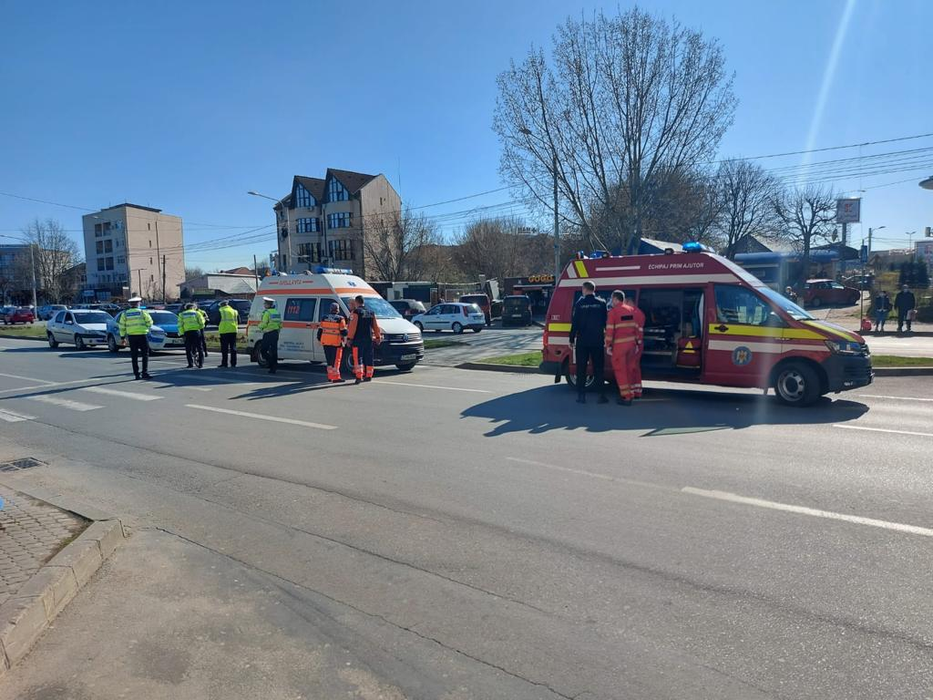 O femeie a fost lovită de o ambulanță pe trecerea de pietoni, în Craiova