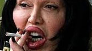 VIDEO ORIBIL! Era un star in anii 80, acum e o epava! Pete Burns a suferit mai mult de 100 de operatii estetice pentru a arata ca un monstru