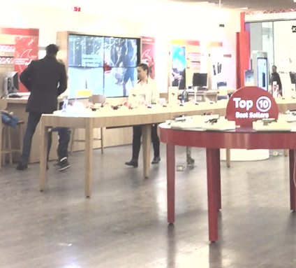 După ce a reuşit să-l convingă pe cel mic să renunţe la jucării, s-a oprit într-un magazin unde şi-a testat abilităţile de Don Juan