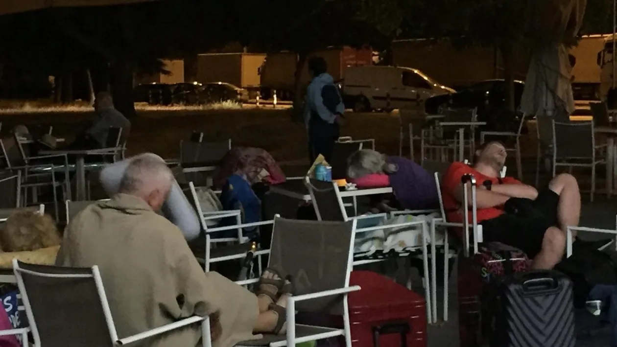 Zeci de românii au așteptat ore în șir în vama Kulata! Autocarul ce trebuia să îi ia s-a defectat. Oamenii au dormit pe scaune