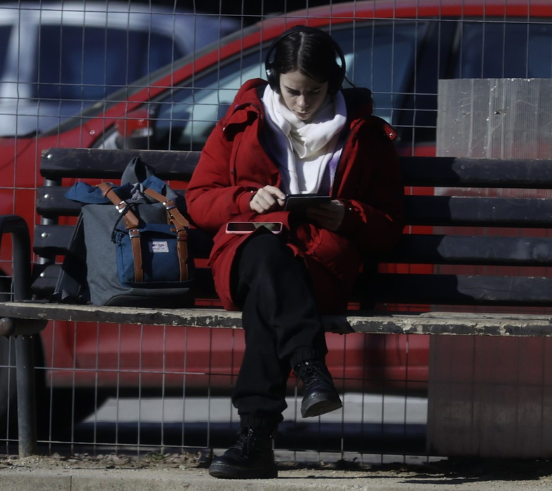 Eliza ascultă muzică în parc (SURSA FOTO: CANCAN.RO)