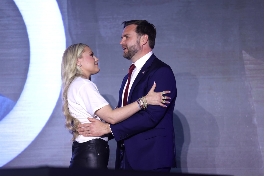 JD Vance și Erika Kirk. Sursa foto: Profimedia