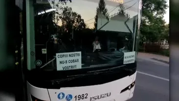 Gestul unui șofer de autobuz din Iași l-ar putea lăsa  fără loc de muncă! Bărbatul a lipit pe maşină afișe antivaccinare