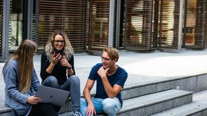 NU E O GLUMĂ! Cât a plătit un student de la ASE pentru un meniu cu ciorbă și cotlet de porc la cantina universității