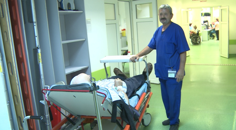 Brancardierii îl așteaptă pe medic cu brațele deschise