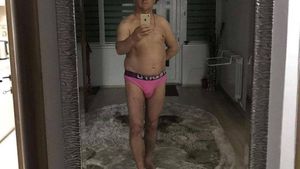 ULUITOR! Fotografiile au devenit virale pe internet! „Primarul lui Grindeanu” s-a pozat gol puşcă şi a trimis imaginile la…