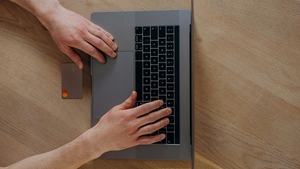 (P) Credite rapide nebancare: acces online, 24 / 24. Câți bani poți primi instant în contul de client?