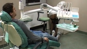 S-a intamplat in Bucuresti! A venit sa isi scoata o masea, insa a ramas... CA LA DENTIST cand a vazut ce bomba sexy il trateaza