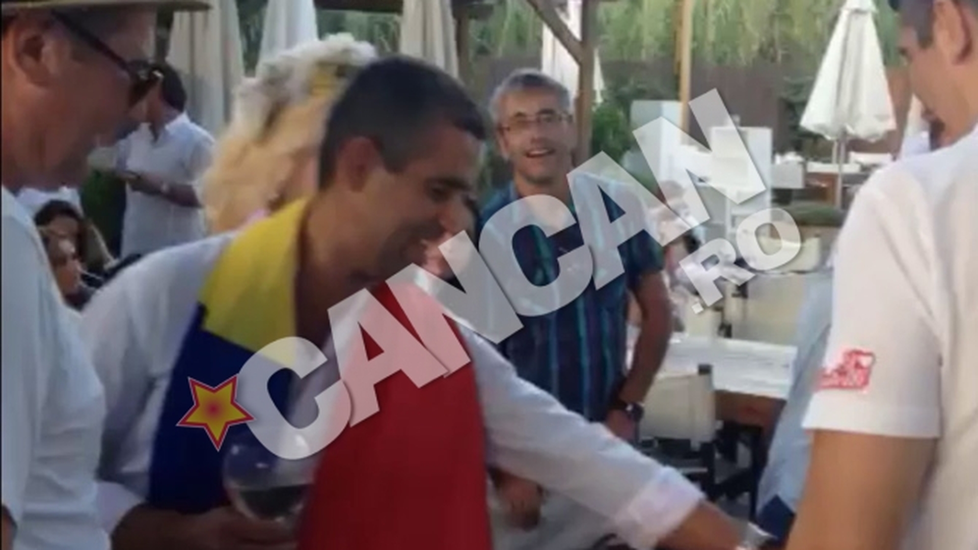 Show cu cuburile de gheata in timp ce se canta "Desteapta-te romane"!  Milionarul Remus Truica s-a rupt in figuri la St Tropez! Si-a agatat tricolorul de gat si a dansat de-a rupt mesele!