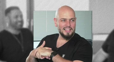 BRomania dezvăluie cum i-a reacționat iubita la scenele fierbinți din “Teambuilding”: “Norocul meu a fost că...”