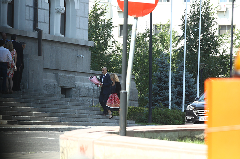 Copos și iubita aproape au ajuns lângă fericiții care se vor căsători