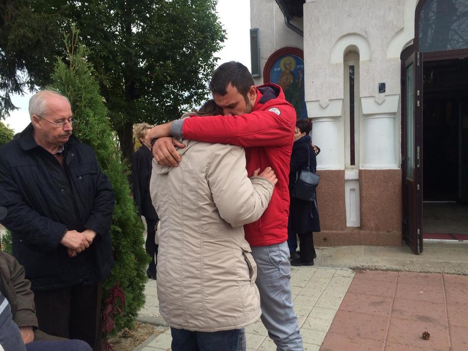 Ștefan, băiețelul mort la câteva ore după operație, condus astăzi pe ultimul drum

(sursa foto - WOW BIZ)