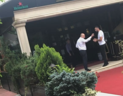 Cosmin Olăroiu a coborât la costum din Rolls și a dat bacșiș 50 €!