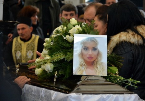 Scene sfâşietoare la înmormântarea Daliei Duca
