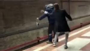 Scene uluitoare în stația Piața Sudului! Un bărbat este tras din fața metroului în ultima clipă! VIDEO