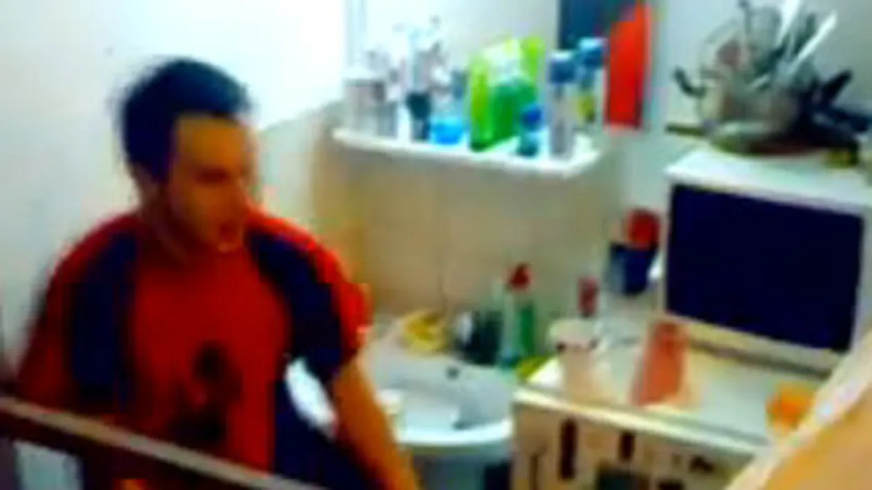 VIDEO Si daca luai BAC-ul unde ajungeai?! Uite ce au pierdut 100.000 de liceeni - ping-pong cu mapele in camera de camin intre paturi