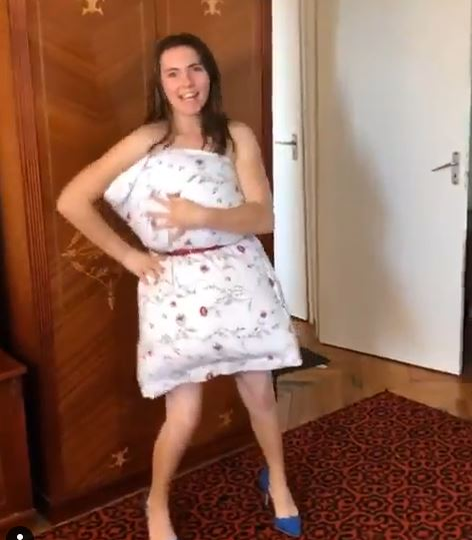Vulpița de la Acces Direct a acceptat provocarea cu perna! S-a dezlănțuit pe muzica lui Beyonce împreună cu soțul ei! Viorel Stegaru a dansat și el pe tocuri