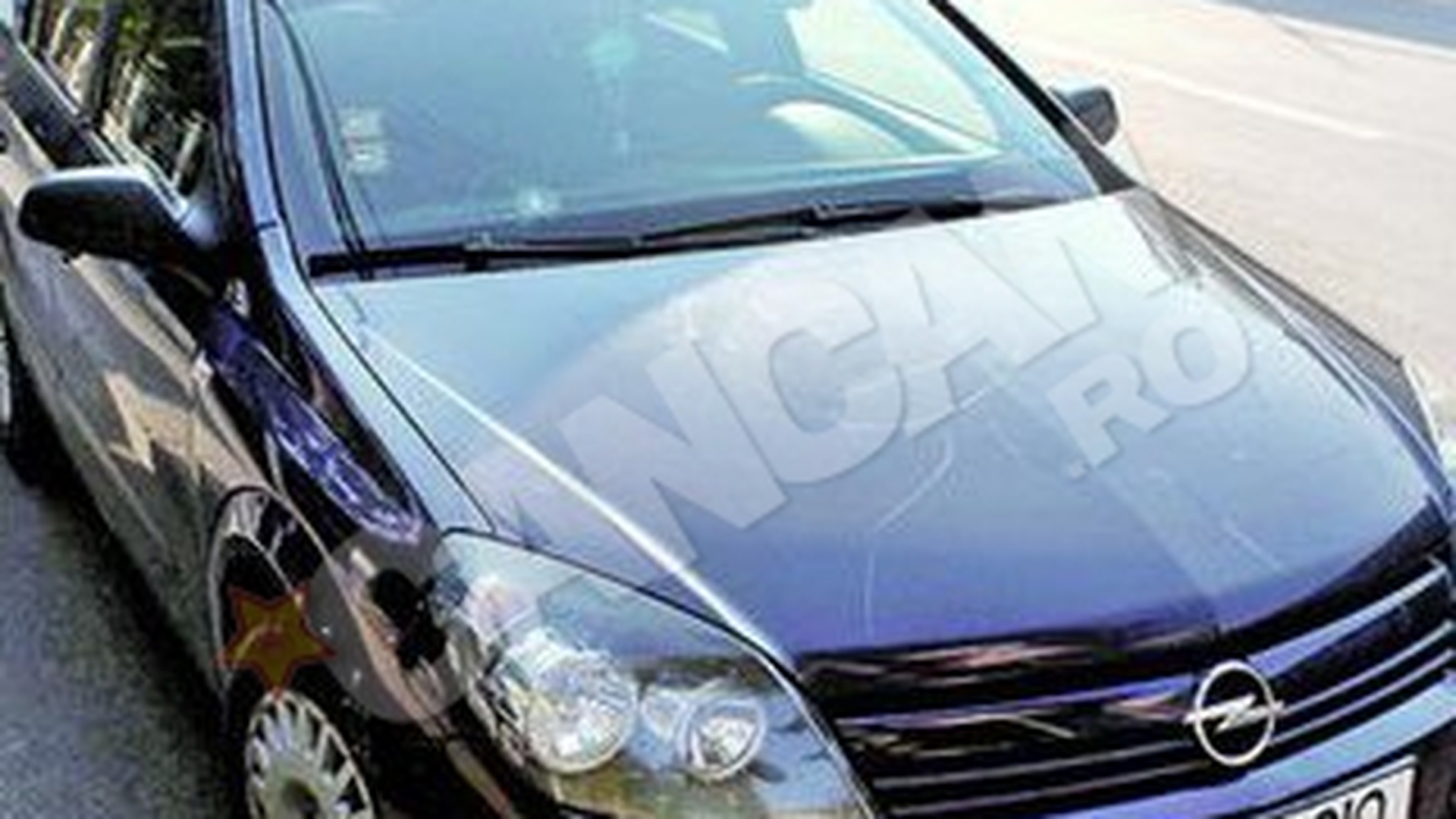 Surpriza neplacuta pentru un preot din Iasi! S-a trezit cu un drac pe capota