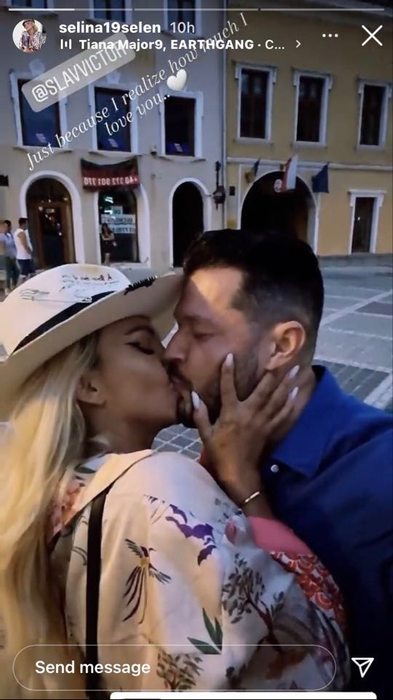 Victor Slav își sărută iubita în văzul tuturor! Este mai îndrăgostit ca niciodată și oriunde merge îi face declarații de amor!