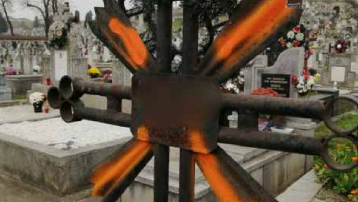 Scene terifiante într-un cimitir din Alba Iulia. Mai multe morminte au fost profanate pentru neplata taxelor