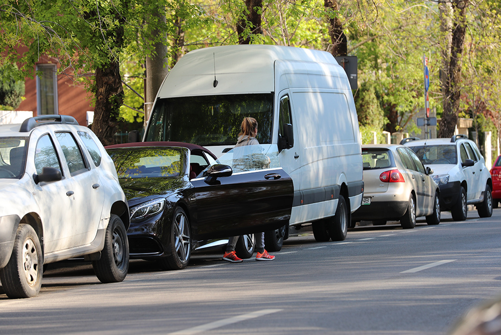 Simona Halep, coborând din noul său Mercedes AMG S cabriolet