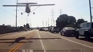 Imagini uluitoare, cu un avion care aterizează pe șosea, printre mașini! VIDEO