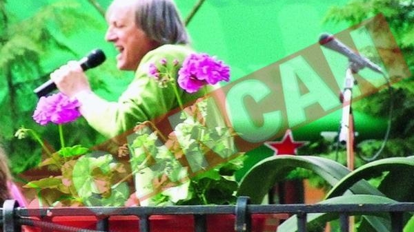Mihai Constantinescu le-a cantat fanilor la o terasa