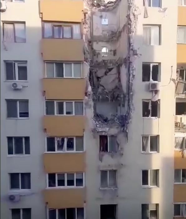 A început demolarea blocului afectat de explozia din Rahova. Primele imagini + planul autorităților