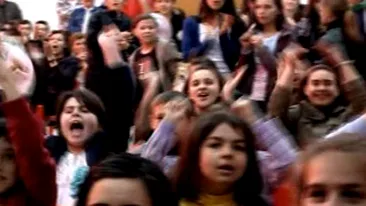 VIDEO Andreea Balan, agresata de un Iepuras nebun! Cantareata l-a luat la suturi in fund si apoi s-a apucat de plans in culise!