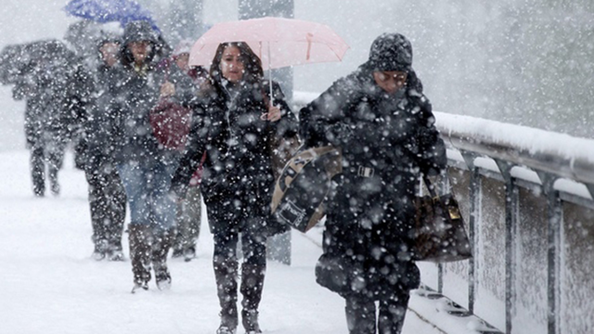 COD GALBEN de ninsoare în Bucureşti şi cinci judeţe! Ninge deja de cateva ore si nu are de gand sa se opreasca