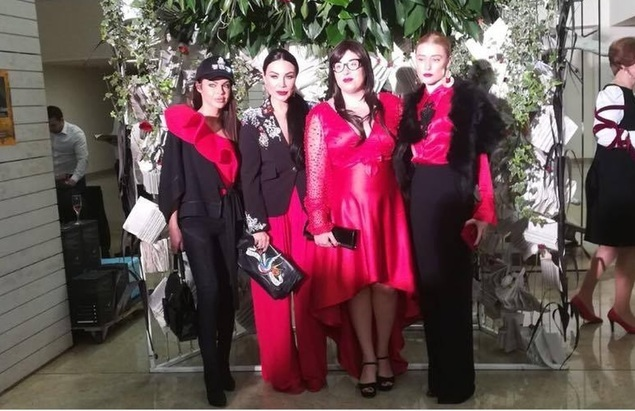 Oana Roman, apariţie spectaculoasă la un eveniment monden. A îmbrăcat o rochie roşie şi…