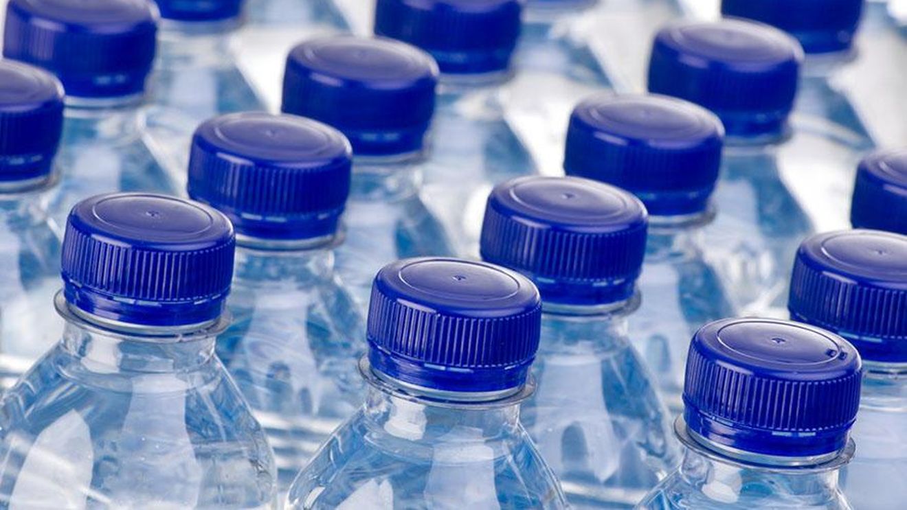 Particule de plastic, în apa îmbuteliată. Cum te afectează și ce branduri au fost testate