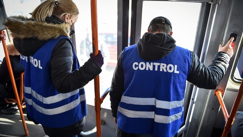 Am făcut calculul complet! Ce salariu are, de fapt, un controlor STB. Oare de asta unii dintre ei cer "șpagă"?