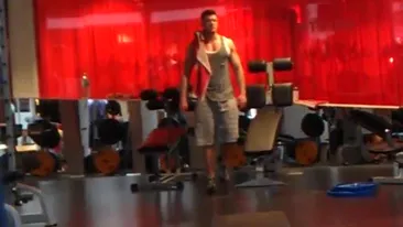 Slav trage din greu sa se mentina in forma pentru Bianca! Uite-l cat munceste in sala de forta si cum isi intretine patratele!