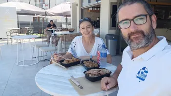 Câți bani a plătit acest cuplu de români, pentru un prânz, într-o autoservire din Thassos