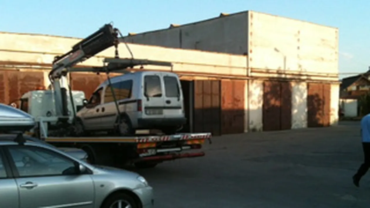 Zici ca nu-i adevarat! O familie din Bucuresti s-a blocat voit in masina la Cluj-Napoca pentru a evita sa i se ridice automobilul! Protectia Copilului a intervenit!