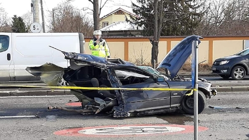 Accident teribil pe DN1! Un bolid a fost rupt în două, jumătate din maşină a zburat de pe şosea într-o curte