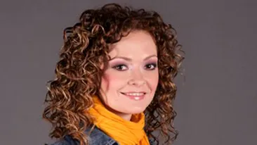 Andreea Fried isi ingrijeste buclele cu miere si ou! VEZI ce masca minune foloseste