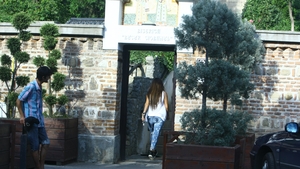 Are cel mai pacatos decolteu, dar ingenuncheaza mai des decat orice alta femeie! Cum au filmat-o paparazzii pe Vancea!
