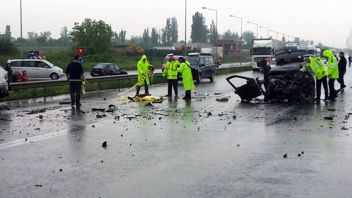 Maşina în care se aflau fetele s-a făcut zob (foto: ebihoreanul.ro)