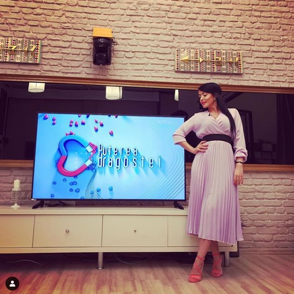 NU o recunoști! Poză în premieră cu Andreea Mantea în liceu, îmbrățișată senzual de un coleg
