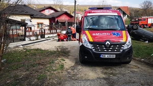 Grav accident în Argeș. O mașină s-a răsturnat, iar șoferul a fost proiectat în afara autoturismului