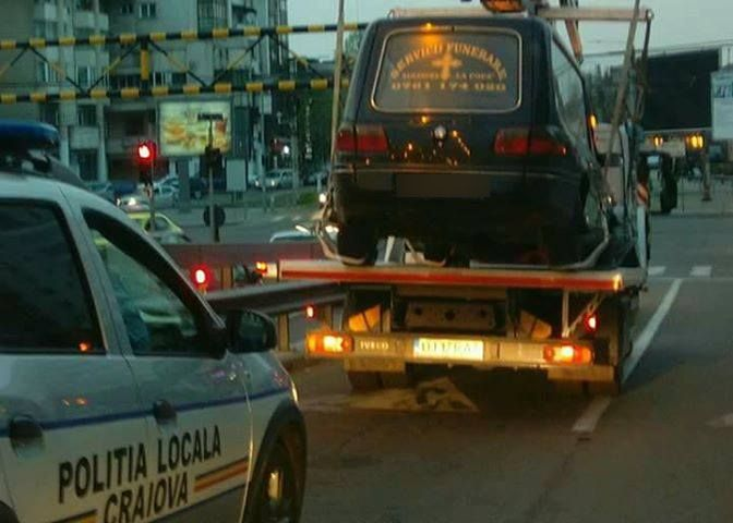 Poliția locală din Craiova, misiune „imposibilă”! Oamenii legii au ridicat un dric parcat ilegal. Șoferul a fost de negăsit