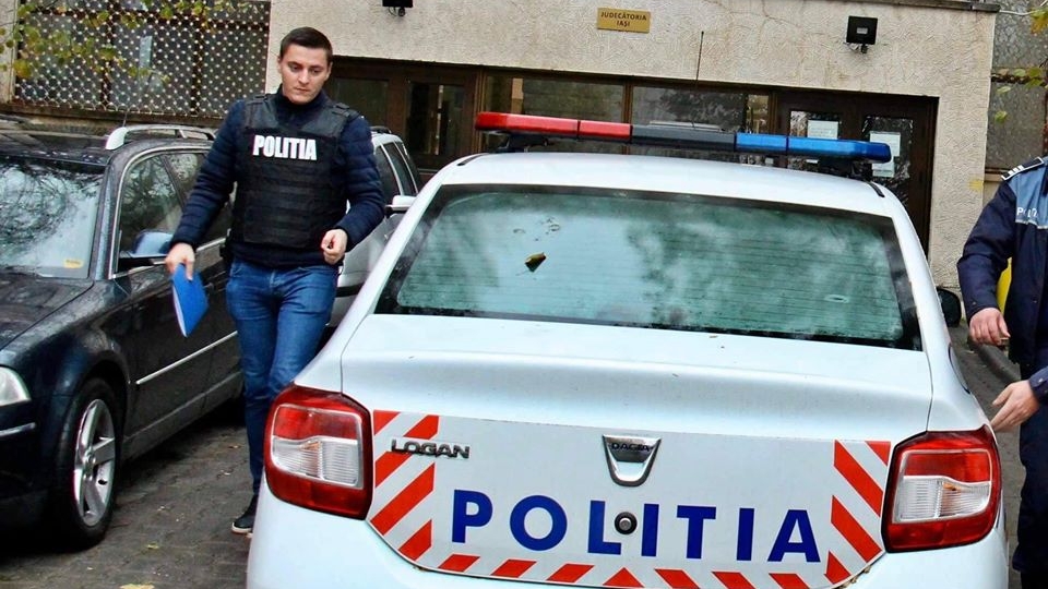 Polițistul din imagine, la un pas să fie linșat de mai mulți interlopi din Iași! Ce a făcut Romulus Simion pentru a scăpa