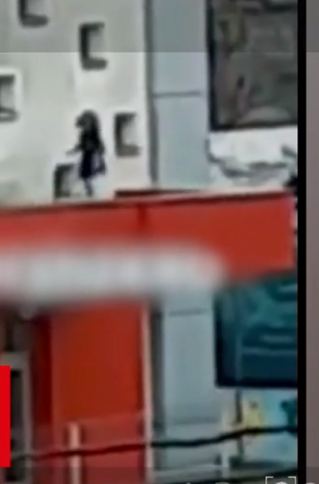 Imagini șocante! O fetiță de 5 ani din Cluj a fost filmată în timp ce dansează pe copertina unei grădinițe, la o înălțime de 3 metri